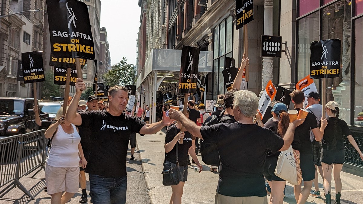 Članovi SAG-AFTRA, američkog sindikata glumaca, prosvjeduju u jednom ranijem štrajku, 17. srpnja 2023. 📷 Foto: Eden, Janine and Jim, cc-by-2.0