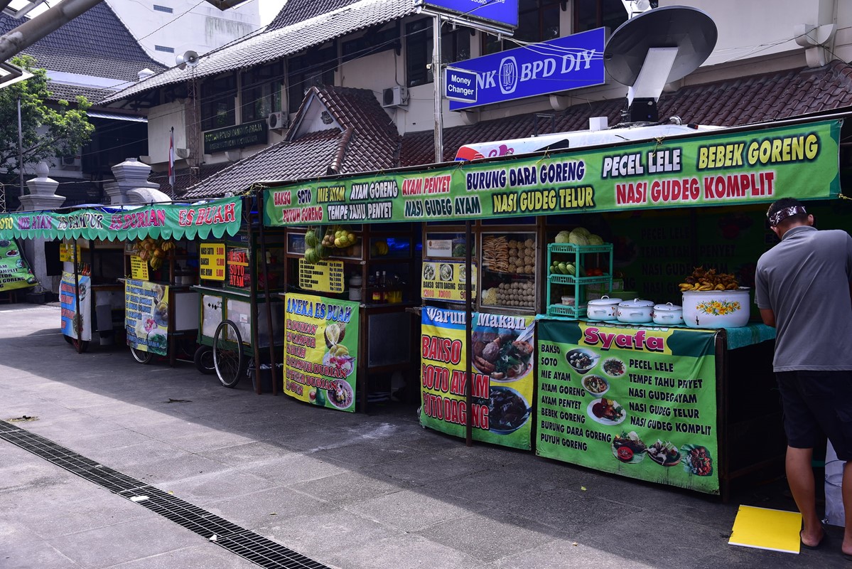 Niz štandova duž ulice Jalan Malioboro u Jakarti. 📷 Shankar, CC BY 2.0