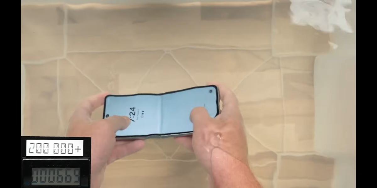 Galaxy Z Flip 5 na testu izdržljivosti. 📷 Screenshot: YouTube/Mrkeybrd