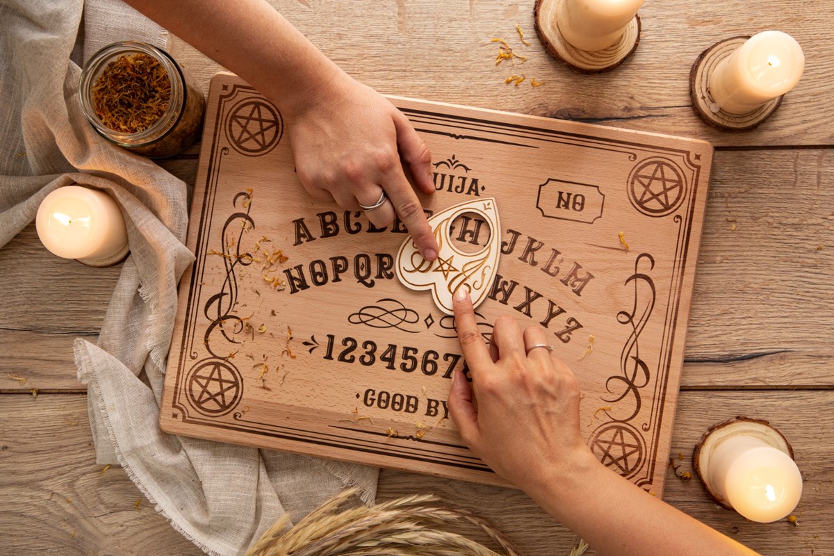 U viktorijansko doba s duhovima se komuniciralo putem ouija ploča; danas se s pokojnicima