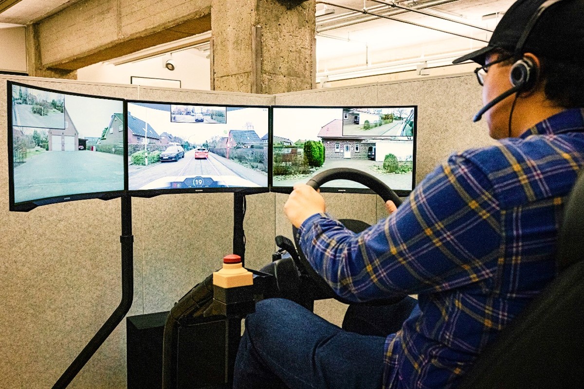 Televožnja obično uključuje vozača koji upravlja automobilom dok sjedi ispred niza ekrana koji prikazuju video zapise s kamera u automobilu, kao i senzore i tehnologiju proširene stvarnosti 📷 Vay