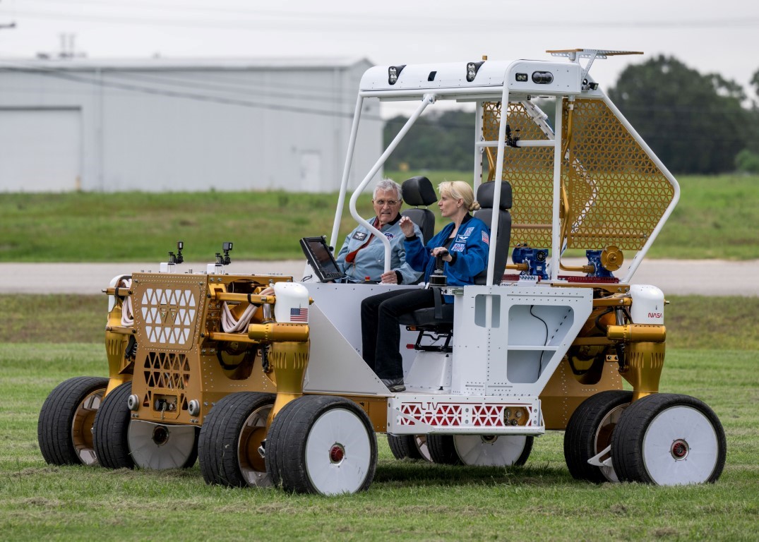 NASA-ina astronautkinja Kate Rubins vozi pilota lunarnog modula Apolla 17 Harrisona 